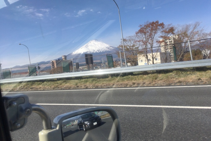東名高速道路から望む富士山
